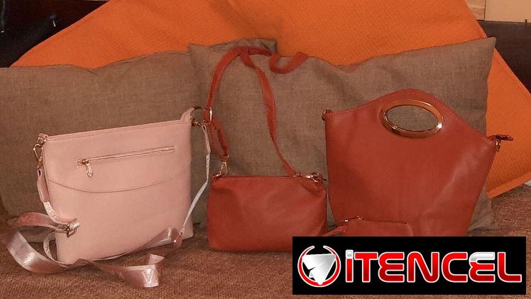 Carteras con monederos y bolsos pequeños.