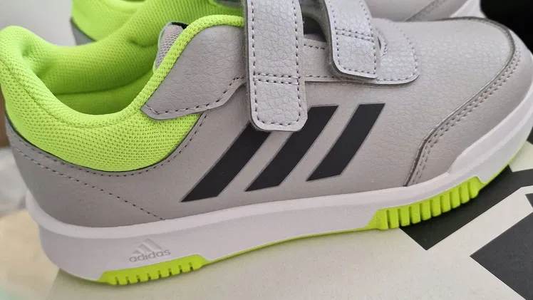 Adidas Tensaur Sport 2.0 C – ¡Comodidad y Estilo con Detalles que Destacan!