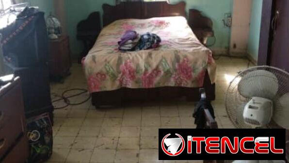 Casa en 10 de Octubre biplanta 3 cuartos placa libre 12 000 USD