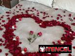 Decoración romantica pétalos y más