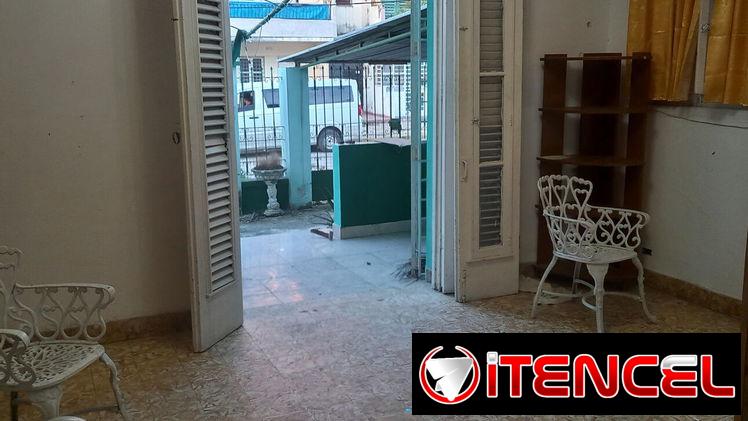 Bajos de biplanta en Playa con amplio estacionamiento, jardín cementado 21/2 habitaciones 2 baños, patio, teléfono gas