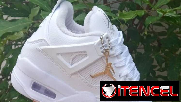 Retro 4 blanco Detalle dorado, rosado, blancos y negros