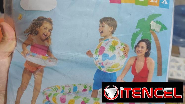 Piscina para niños con salvavidas, pelota y parche de reparación.. Mide 1.32m de diámetro x 28cm de alto. Marca Intex