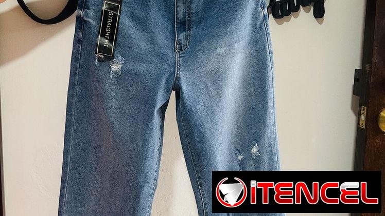 Pantalón de mujer acampanado. Mezclilla elastizada