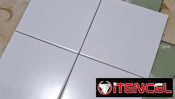 Azulejos blanco coco 5500.mate y gris 500., cenefas 1200,junquillos 500 mn.