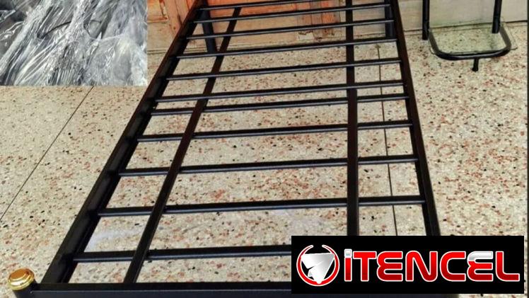 Cama 🛏️ personal original y su mesita, completamente nueva a estrenar.