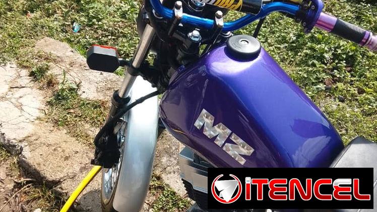 Vendo  moto con carrocería mz 251 unidad de ax100