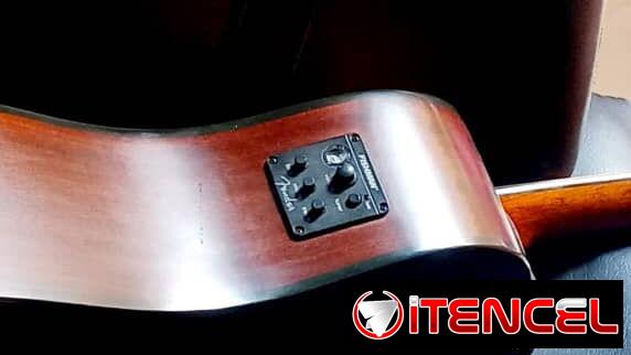 Se vende guitarra con bolsa de traslado poco uso baterias incluidas