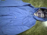 Variedad de pullover y Un chubasquero