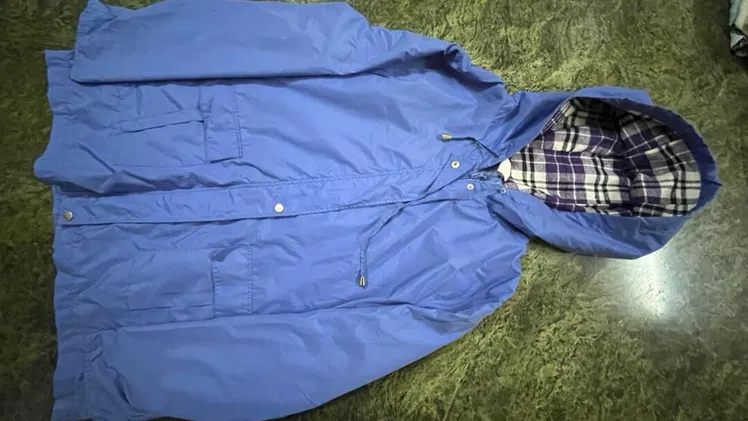 Variedad de pullover y Un chubasquero