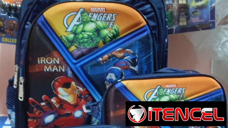 Tiene un pequeño detalle Combos de 3 piezas, mochila con luces, merendero térmico y caruchera.
