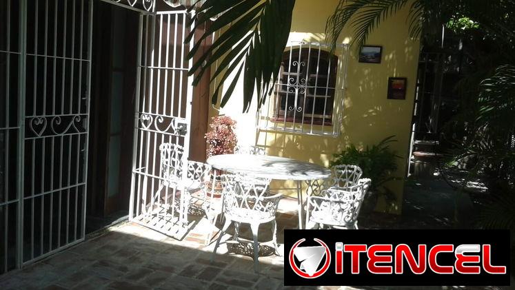 Casa independiente con garaje para dos autos 5 cuartos