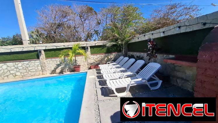 Casa Janet con piscina y 5 habitaciones para 18 personas. Paneles solares..whatssap 5 2959440