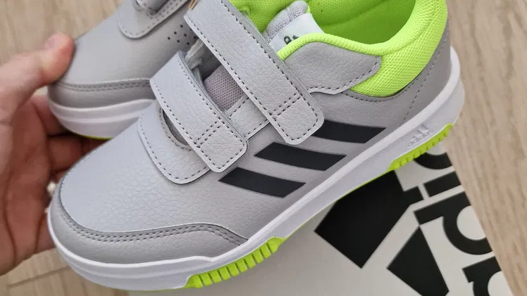 Adidas Tensaur Sport 2.0 C – ¡Comodidad y Estilo con Detalles que Destacan!