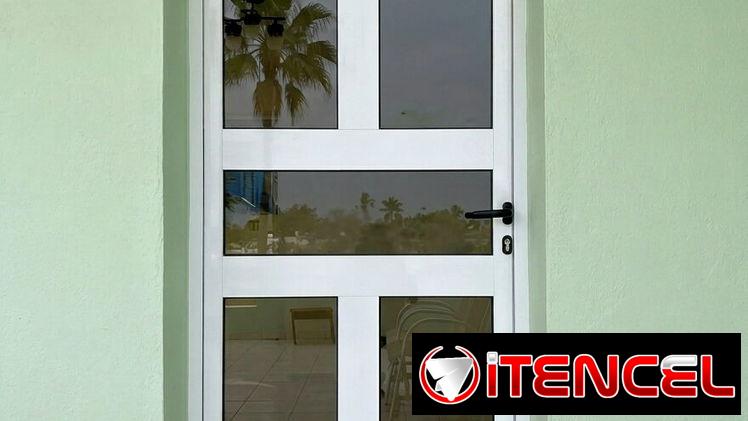 Con elegancia ,seriedad y rapidez le brindamos un servicio con marquetería de aluminio y cristal