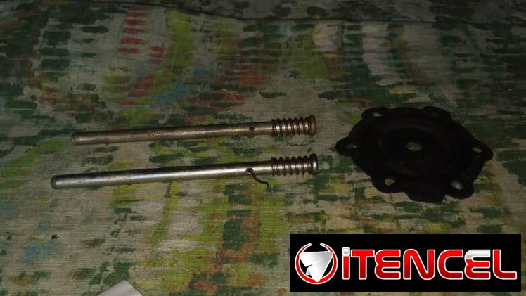 Piezas varias para LADA. Aceite castrol y líquido de frenos. También filtro de aire y radio para nissan