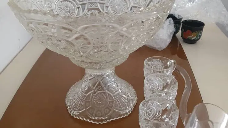 Ponchera de cristal cortado del año 1940,con 4 tazas y un cucharón de cristal a 150usd