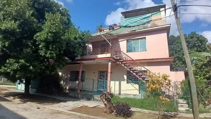 SE VENDE INMUEBLE 3 PISO MiRAM TiPO Mansión garajes dobles 7/4 mucho espacio 55511112