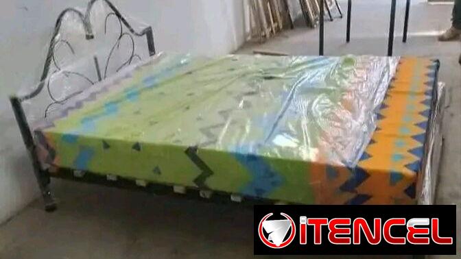 Cama camera con colchón de espuma