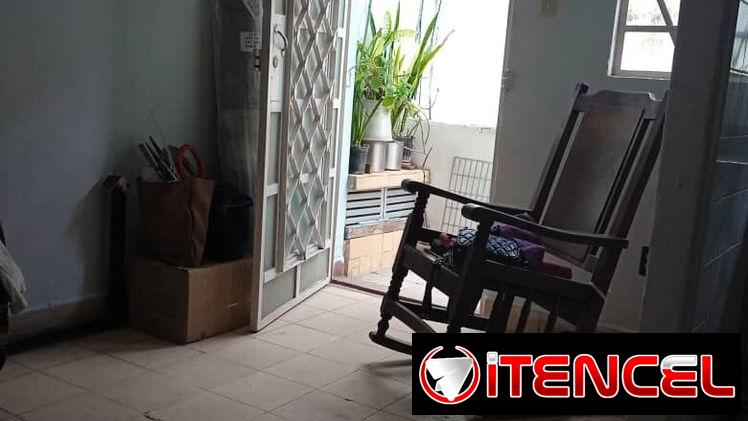 🏠 Venta de apartamento en El Vedado. Tiene una ubicación muy céntrica. 💡Luz y agua 24 horas
