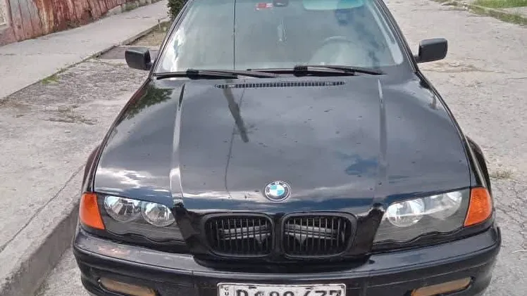 Se vende BMW del 2000 gasolina automático. Único dueño original de fabrica
