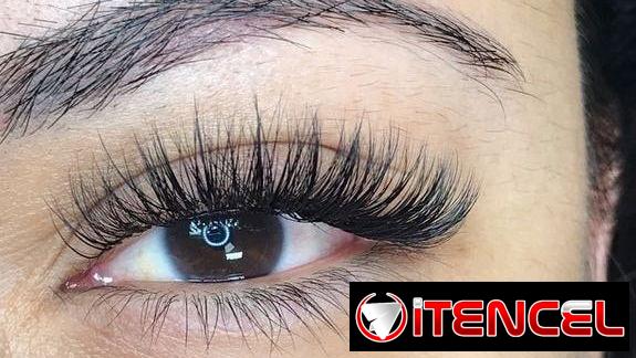 Extensiones de pestañas y arreglo de cejas