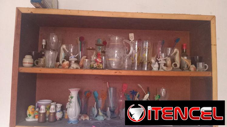 Vendo este mueble con sus adornos ,la gran mayoría son funcionales para la  vida Diaria
