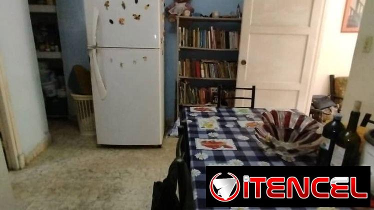 Apto de 2/4 en el vedado en bajos.