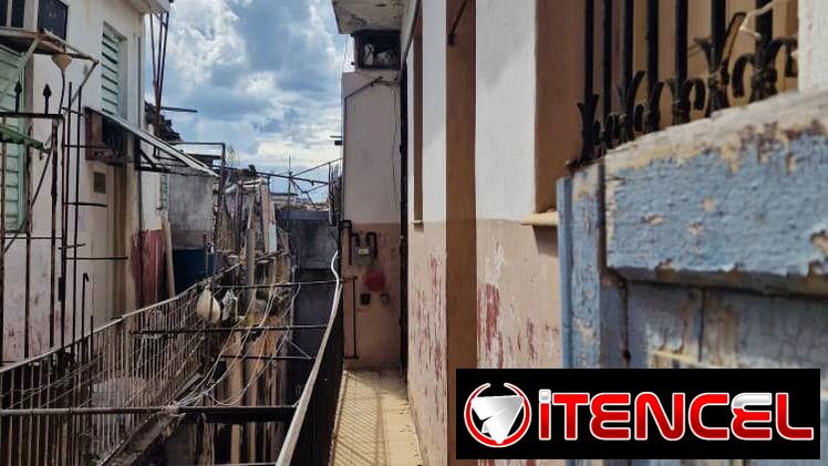 Se vende casa en Centro Hab. Dos cuartos y azotea libre!