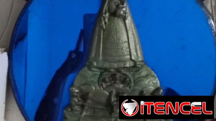 Caridad del Cobre en Bronce y cristal espejo azul