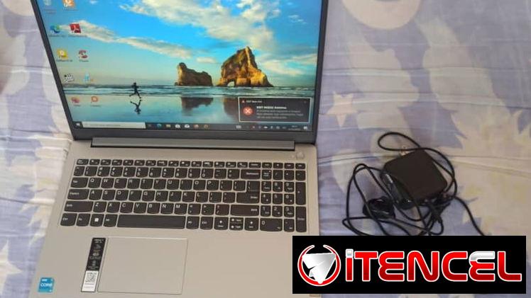 🔥REBAJA🔥 LAPTOP LENOVO i3 12ma PANTALLA TACTIL DE 15.6 PULGADAS + 8GB RAM + 240GB M2 SAMSUNG EN 250 USD O AL CAMBIO