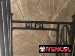 Mesa de mármol con base de máquina de coser