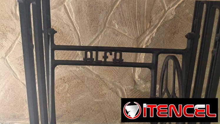 Mesa de mármol con base de máquina de coser