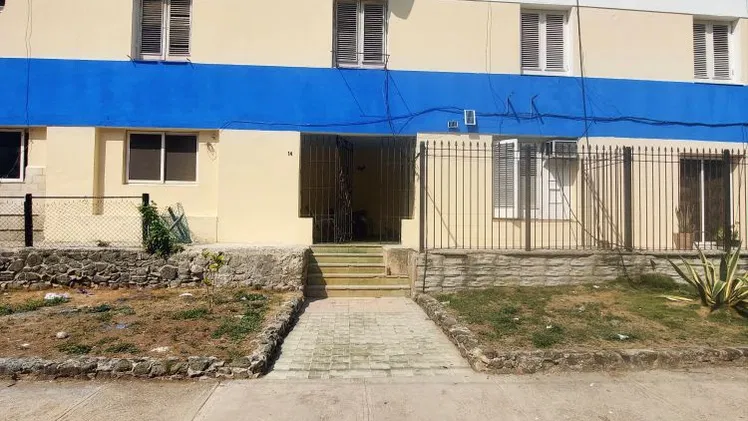 APARTAMENTO EN EL VEDADO,  PLANTA BAJA Y PUERTA A CALLE.