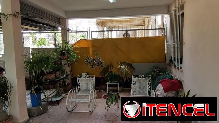 Casa Independiente en el vedado de dos plantas  de 3/4 y 2 baños.