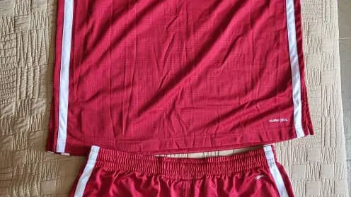 JUEGO DE CAMISETA SIN MANGAS Y SHORT DEPORTIVO ADIDAS ROJO PARA BASKETBALL TALLA L