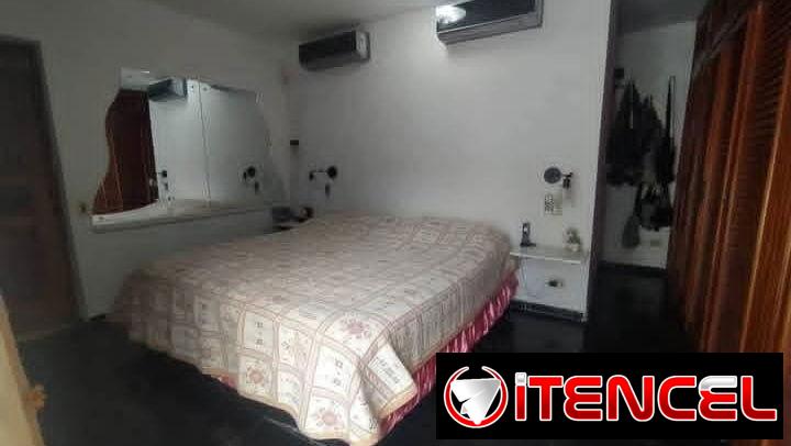 Casa independiente con piscina en terreno de 2mil m²