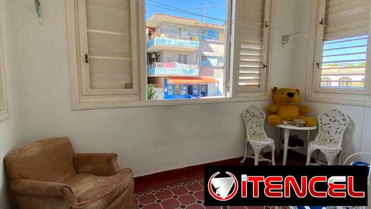 Playa apt 2 ctos y medio 2 baños balcón calle 1er piso