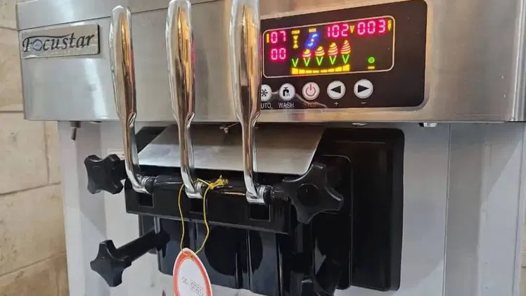 SE VENDE Maquina de hacer helado Industrial Focustar PRECIO: 2600 USD