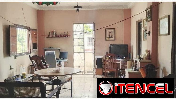 Casa en 10 de Octubre biplanta 3 cuartos placa libre 12 000 USD