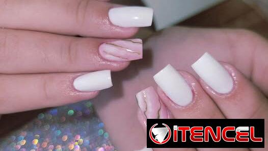 MANICURA DE CALIDAD. PRECIOS ASEQUIBLES. ARREGLO DE UÑAS CON POLYGEL Y RUBBER BASE