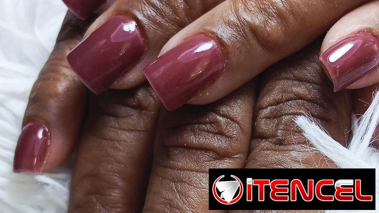 Manicura profesional en tecnicas de gel y acrilico