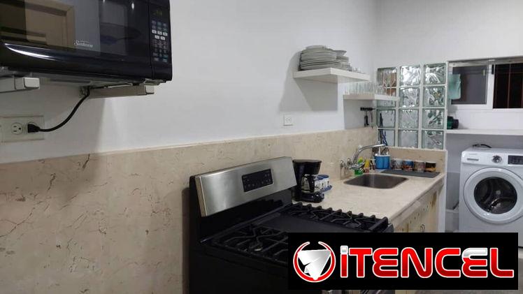 SE RENTA APTO DE DOS HABITACIONES EN EL VEDADO POR LINEA Y F.58858577