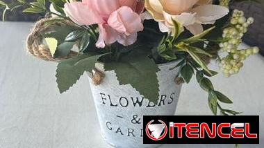 Macetas con flores artificiales