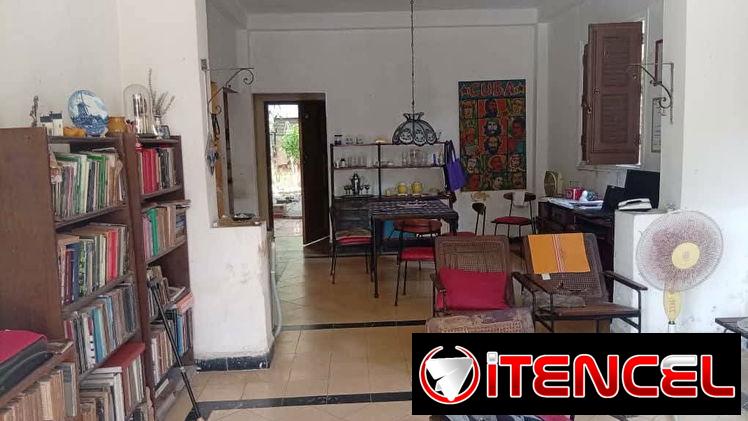 Casa de dos plantas con garaje en Palatino, Años 40 – de placa. ¡Oportunidad Única!