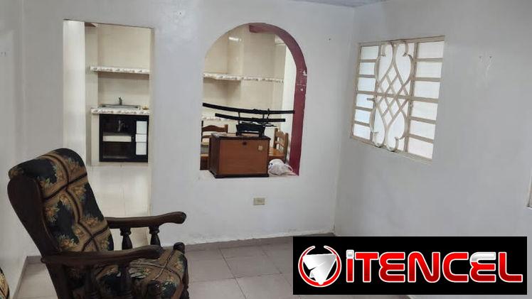 🏠 Venta de casa en Centro Habana. Tiene 2 habitaciones, terraza y cuarto de lavado