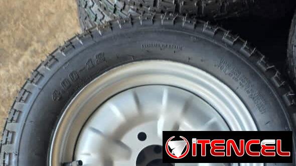 Focos y gomas con llantas de triciclo