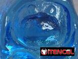 Esta figura es un trol de vidrio azul de la marca Bergdala, un objeto coleccionable popular de Suecia. Material: Vidrio
