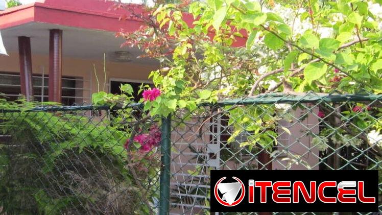 Casa Totalmente independiente con patio garaje 3 cuartos 3 baños Playa 65mil  53582376
