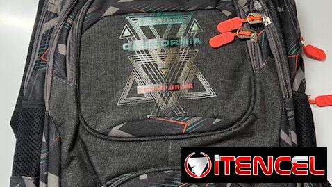 Mochilas con varios zipper y compartimentos, bien fuertes de lona gorda !